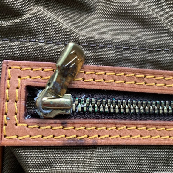 Louis Vuitton - Picture 3 of 9